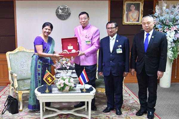 H.E.(Mrs.)Samantha Jayasuriya called on H.E. Pornphet Wichicholchai, President of the Senate of #Thailand and exchanged views on long lasting relationship between the two countries and strengthening links between legislative as well as multilateral bodies of #SriLanka #Thailand