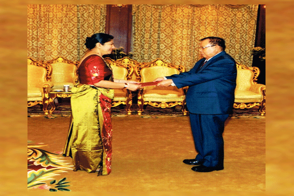 Ambassador-Designate Jayasuriya presented Credentials in Lao PDR