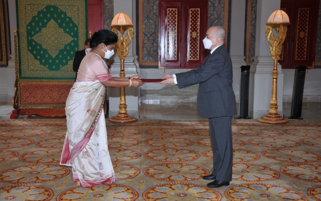 Presents the Letter of Credence to the King of the Kingdom of Cambodia