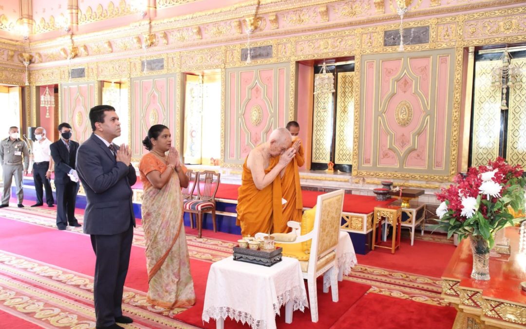 His Royal Highness Somdet Phra Ariyawongsakatayan Somdej Phra Sangharaja Sakon Maha Sanghaparinayok He went down to the temple.