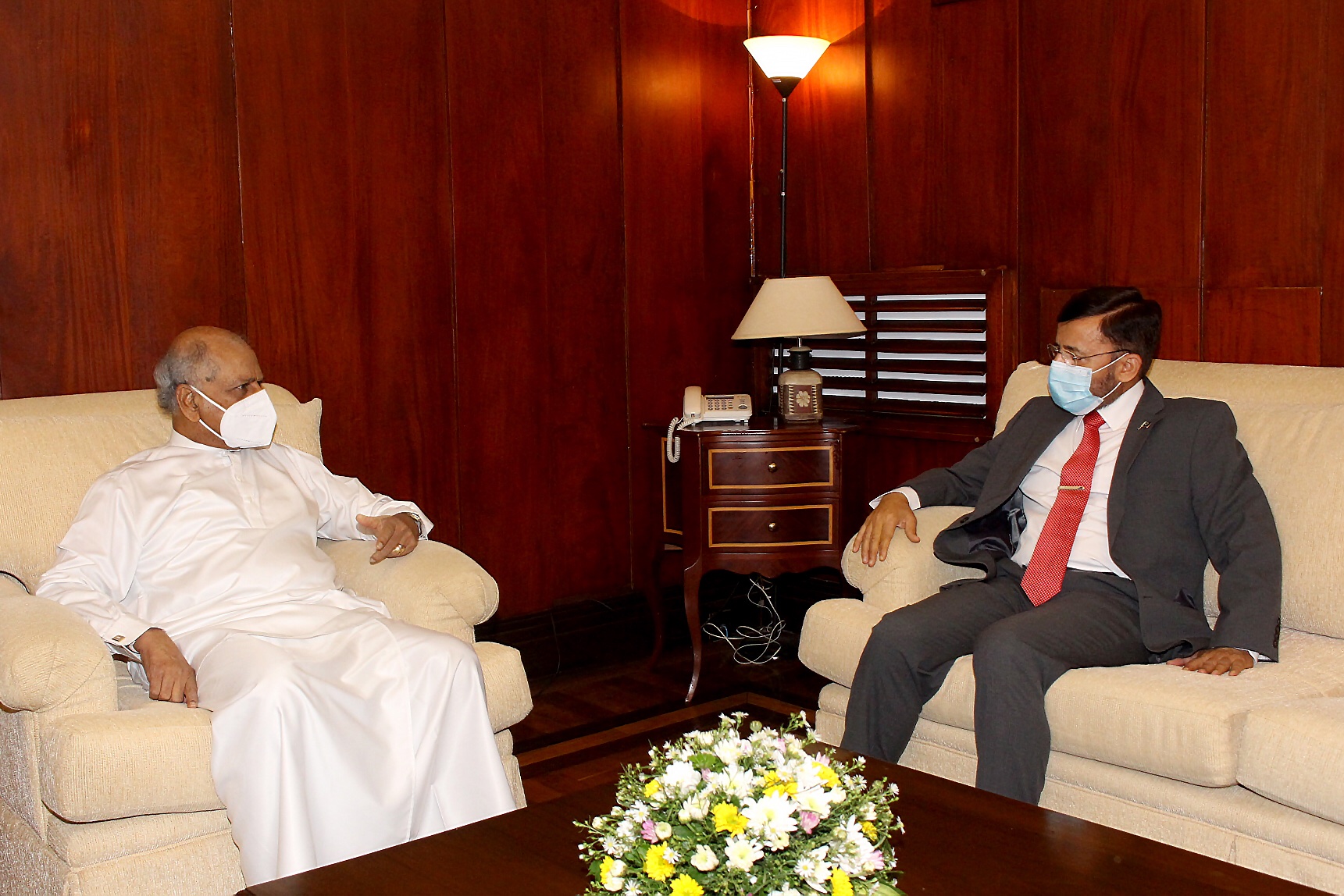 Foreign Minister Dinesh Gunawardena meets with Pakistan High Commissioner in Colombo