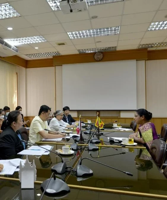 Ambassador of Sri Lanka to Thailand and Permanent Representative to UNESCAP, C.A. Chaminda I. Colonne and Dr. Pongthai Thaiyothin, the Deputy Director-General of the Department of Agriculture discuss on accessing Thai market of Sri Lankan fruits.