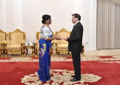 Ambassador Wijayanthi Edirisinghe presents the Letter of Credence to the President Thongloun Sisoulith of the Lao People’s Democratic Republic in Vientiane