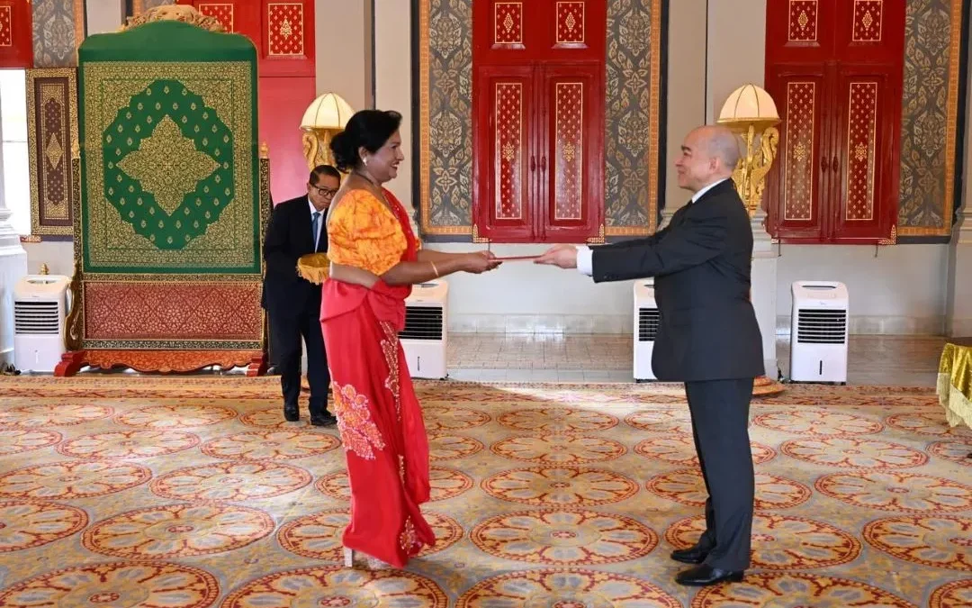 Ambassador Wijayanthi Edirisinghe presents the Letter of Credence to the His Majesty Preah Bat Samdech Preah Boromneath Norodom Sihamoni, King of Cambodia