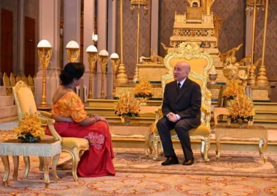 Ambassador Wijayanthi Edirisinghe presents the Letter of Credence to the His Majesty Preah Bat Samdech Preah Boromneath Norodom Sihamoni, King of Cambodia