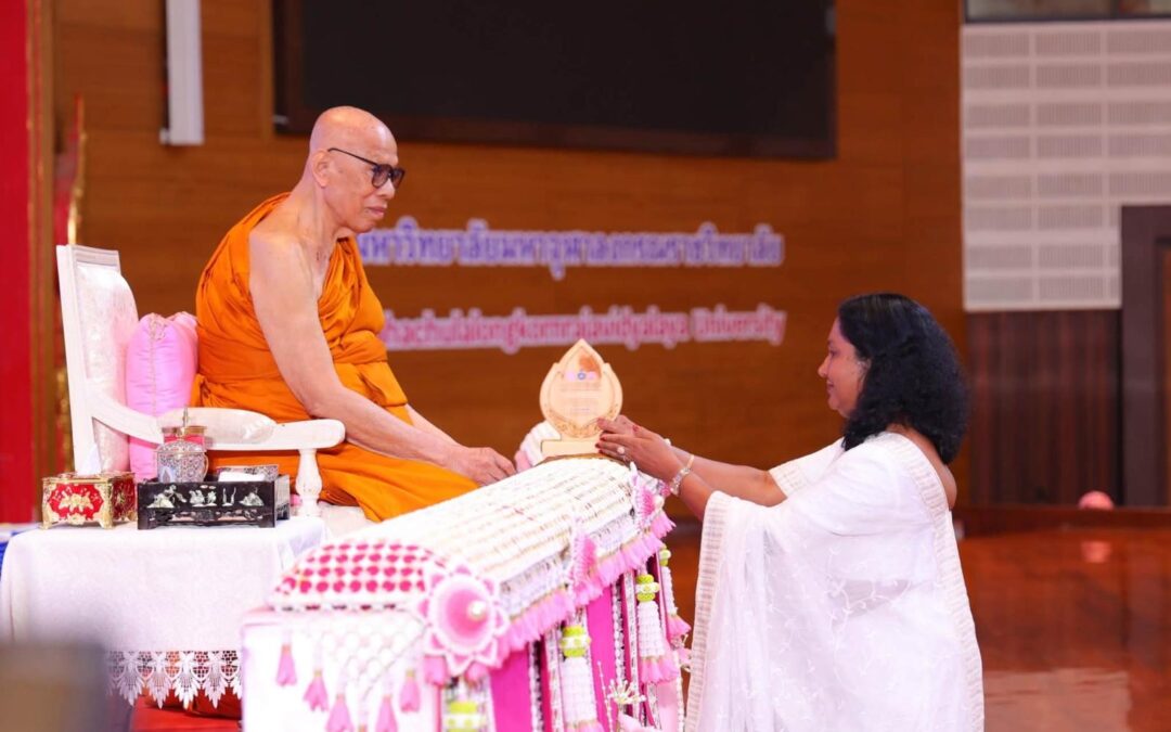 Ambassador of Sri Lanka Honoured with the Distinguished Dhamma Award at the Ceremony of the Overseas Dhammaduta Bhikkhus Training Programme in Thailand