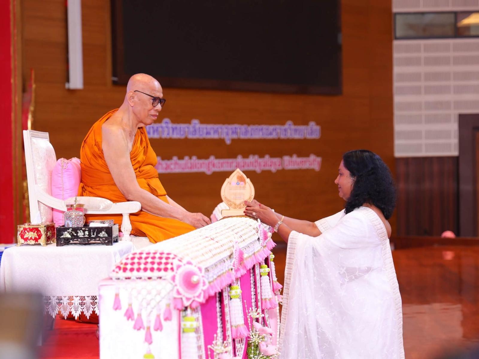 Ambassador of Sri Lanka Honoured with the Distinguished Dhamma Award at the Ceremony of the Overseas Dhammaduta Bhikkhus Training Programme in Thailand